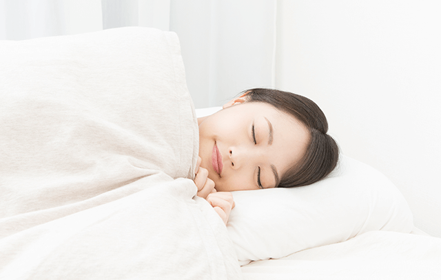 睡眠中の歯ぎしりや食いしばりが原因です