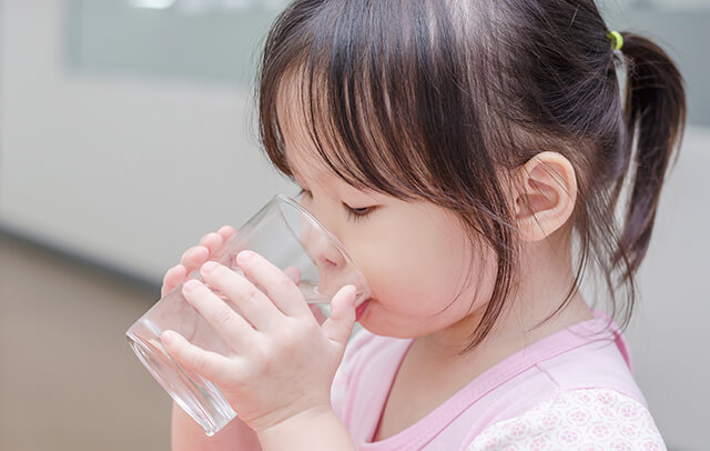 飲みものはお茶や水に！